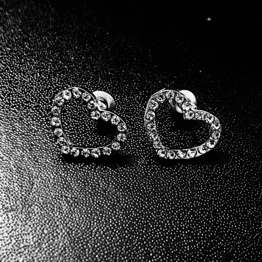 💗 Crystal Heart Silver Stud Earrings NEW - Picture 1 of 5